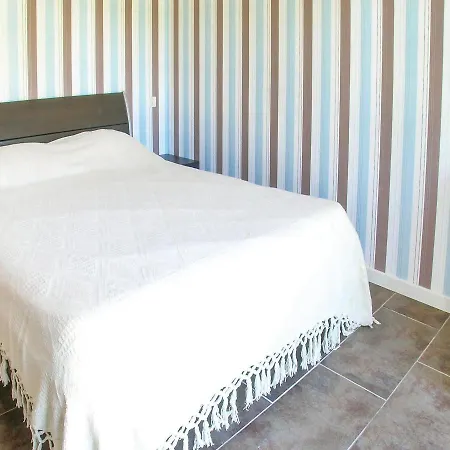 Three-bedroom Holiday In Sur Mer بيت للعطل